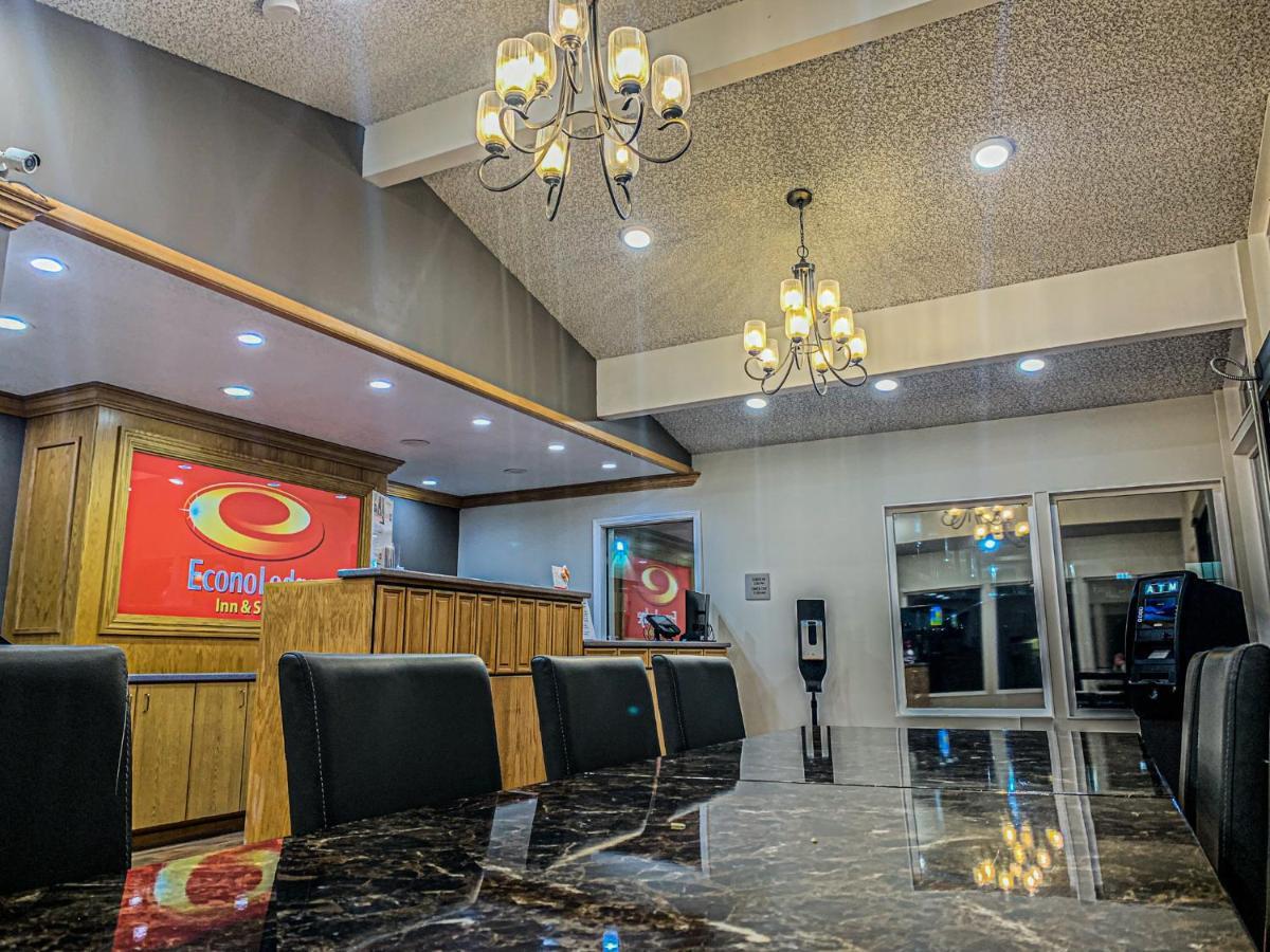 Econo Inn&suites Hotel