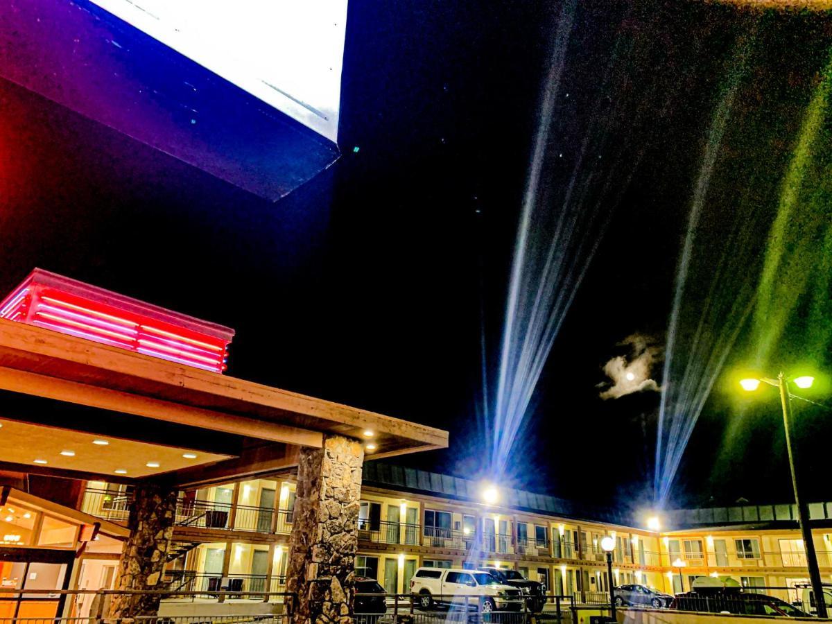 Econo Inn&suites Hotel 2*
